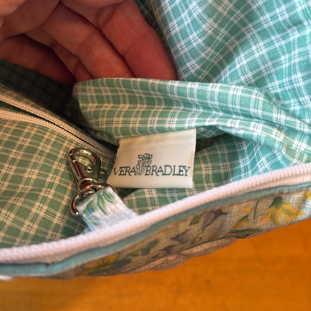 Vintage Vera Bradley. 2 handles, zipper close. 2 pocket inside. Never used - Picture 10 of 16